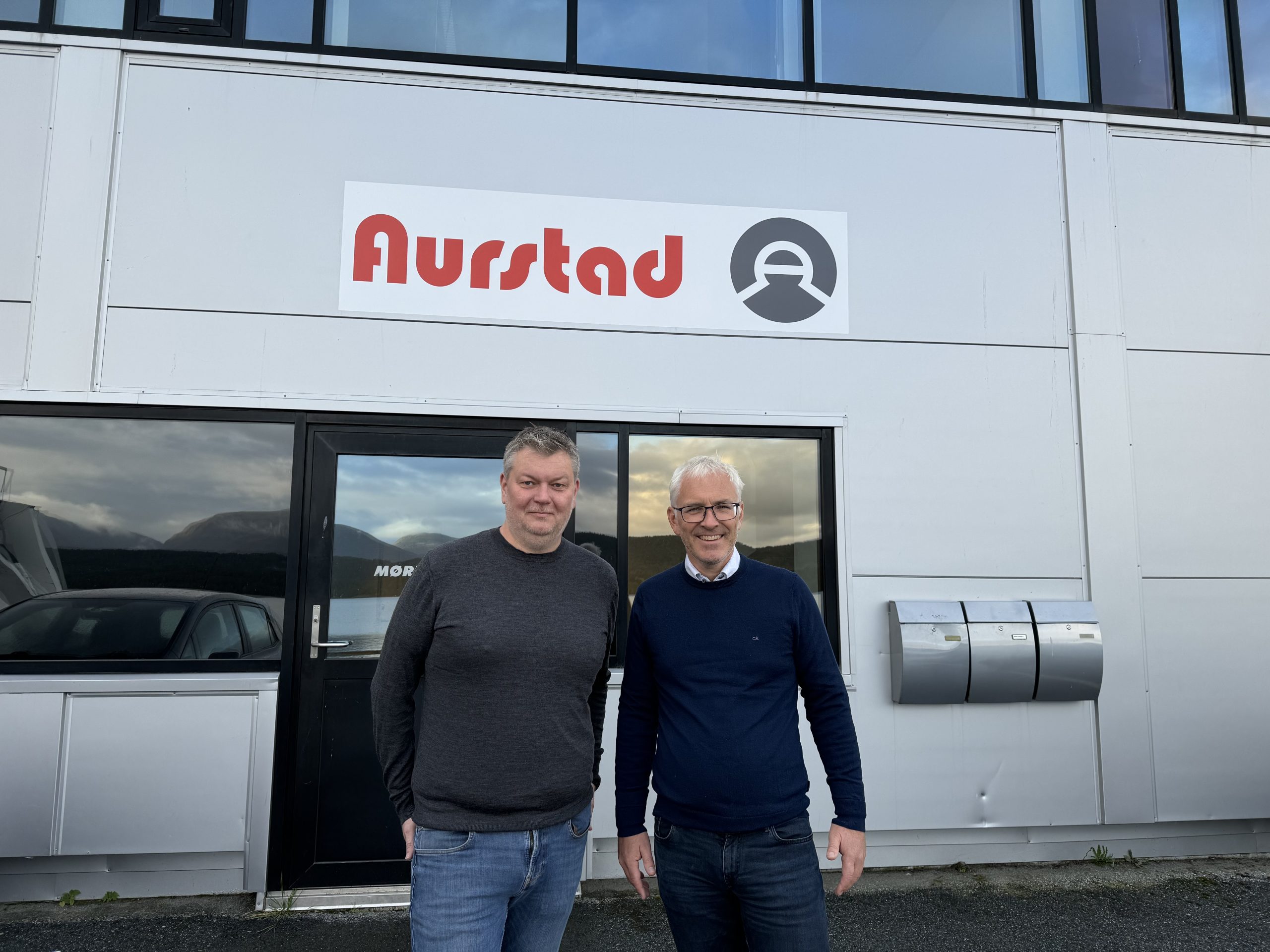 Prosjektsjef og administrerande leiar i Aurstad står foran det nye bygget i Ålesund.